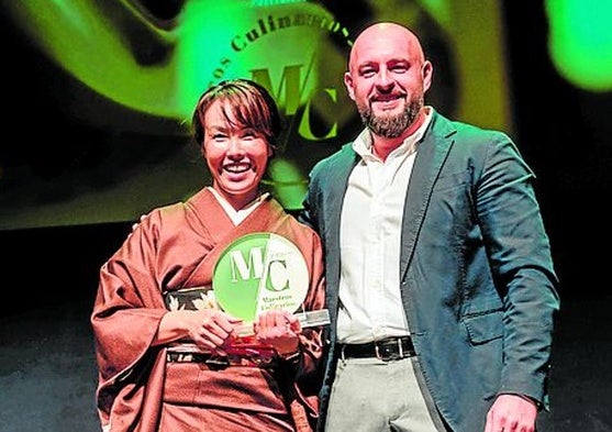 La ganadora, Masae Abe, con Paulino Ortega, de Cervezas Alhambra.