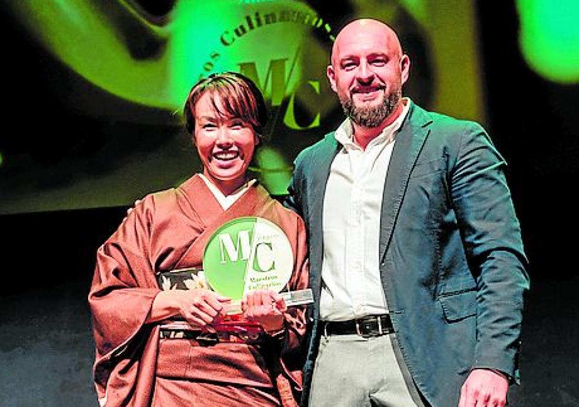 La ganadora, Masae Abe, con Paulino Ortega, de Cervezas Alhambra.