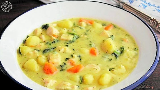 Sopa de ñoquis con pollo y verduras variadas