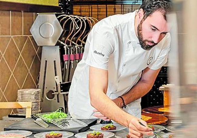 Pepelu Sánchez ultima uno de los tartares de vaca pajuna.