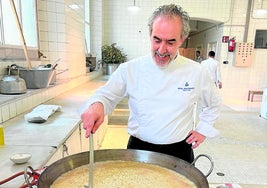 Preparando el arroz con pescado que sirvió Restaurante Isaac Loya en el Dreams asturiano.