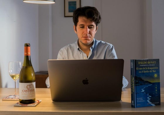 Daldo Bonet escribiendo el libro, con su vino.