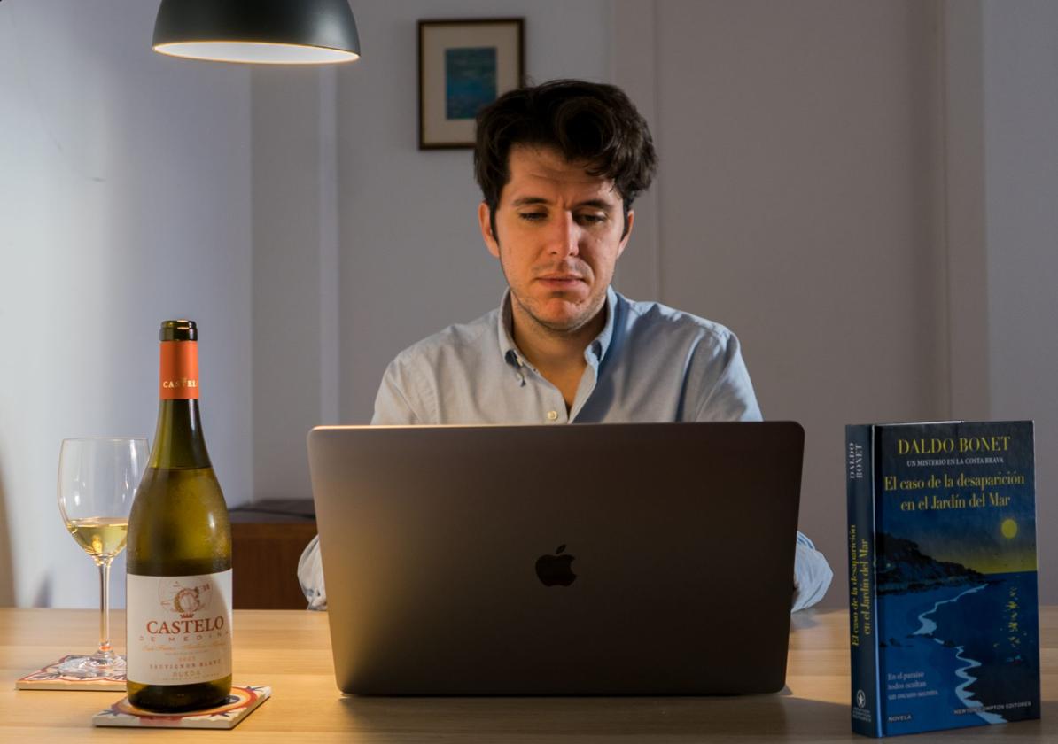 Daldo Bonet escribiendo el libro, con su vino.