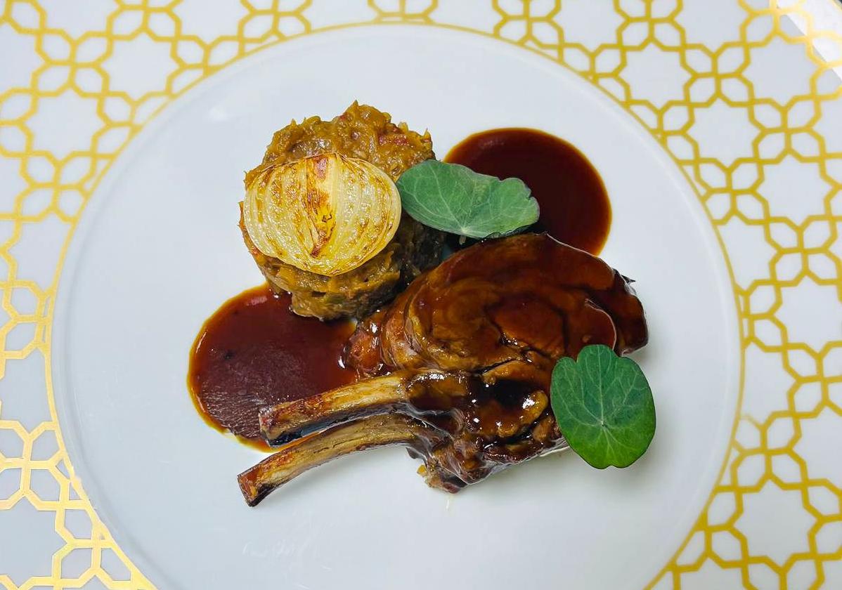 El bocado de cordero segureño que Luismi Luque, chef de El Claustro, propone para Navidad.