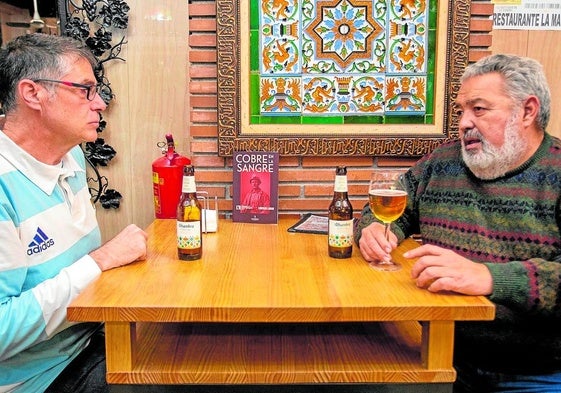 Lorenzo Lunar habla de 'Cobre en la sangre' en un local clásico: La Maestranza del Zaidín.