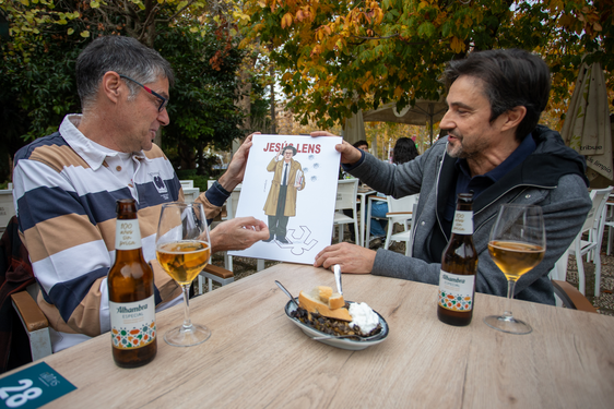 Evaristo Pérez Morales (AKA Mr. Evaristo) con uno de sus retratos especialmente dedicado.