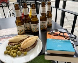 Poesía visual en el Bar Ríos: con tapilla de lomo, cinco quintos para celebrar 55 años de vida en los bares.