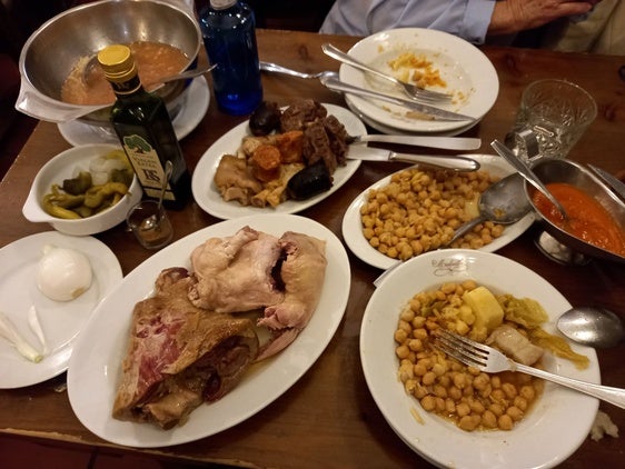 Antología del mítico cocido madrileño, pariente de los demás