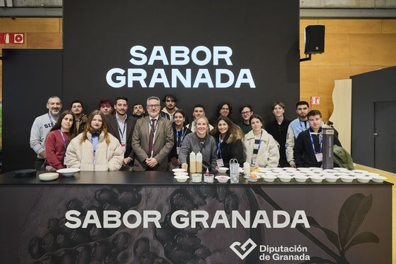 Profesores y estudiantes de La Inmaculada con el diputado Antonio Díaz, responsable de Sabor Granada.