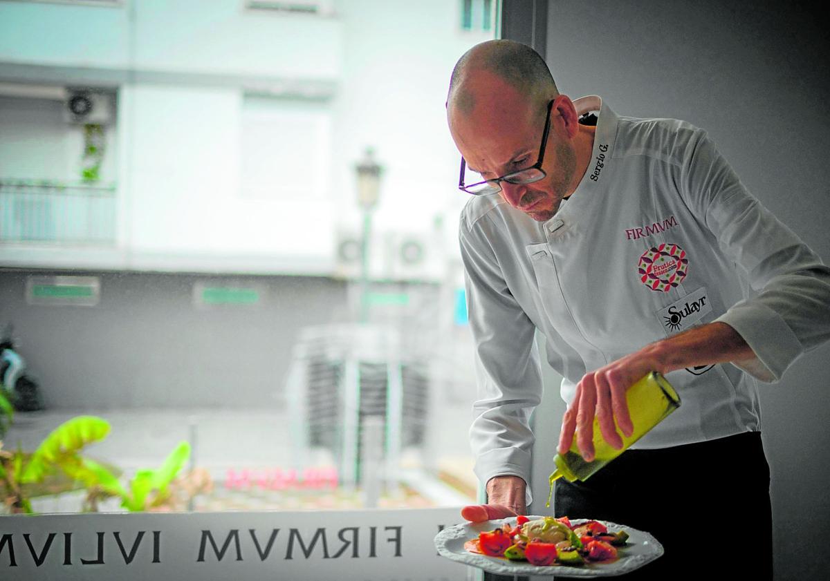 Imagen principal - Sergio González se ha convertido en embajador del tomate Sulayr de la Costa Tropical, que presentó con gran repercusión en la feria Madrid Fusión.