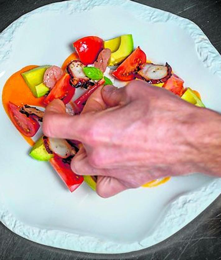 Imagen secundaria 2 - Sergio González se ha convertido en embajador del tomate Sulayr de la Costa Tropical, que presentó con gran repercusión en la feria Madrid Fusión.