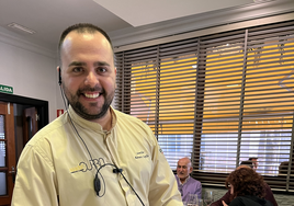 Álvaro Capilla con uno de los cochinillos protagonistas de las Jornadas de Asador Curro