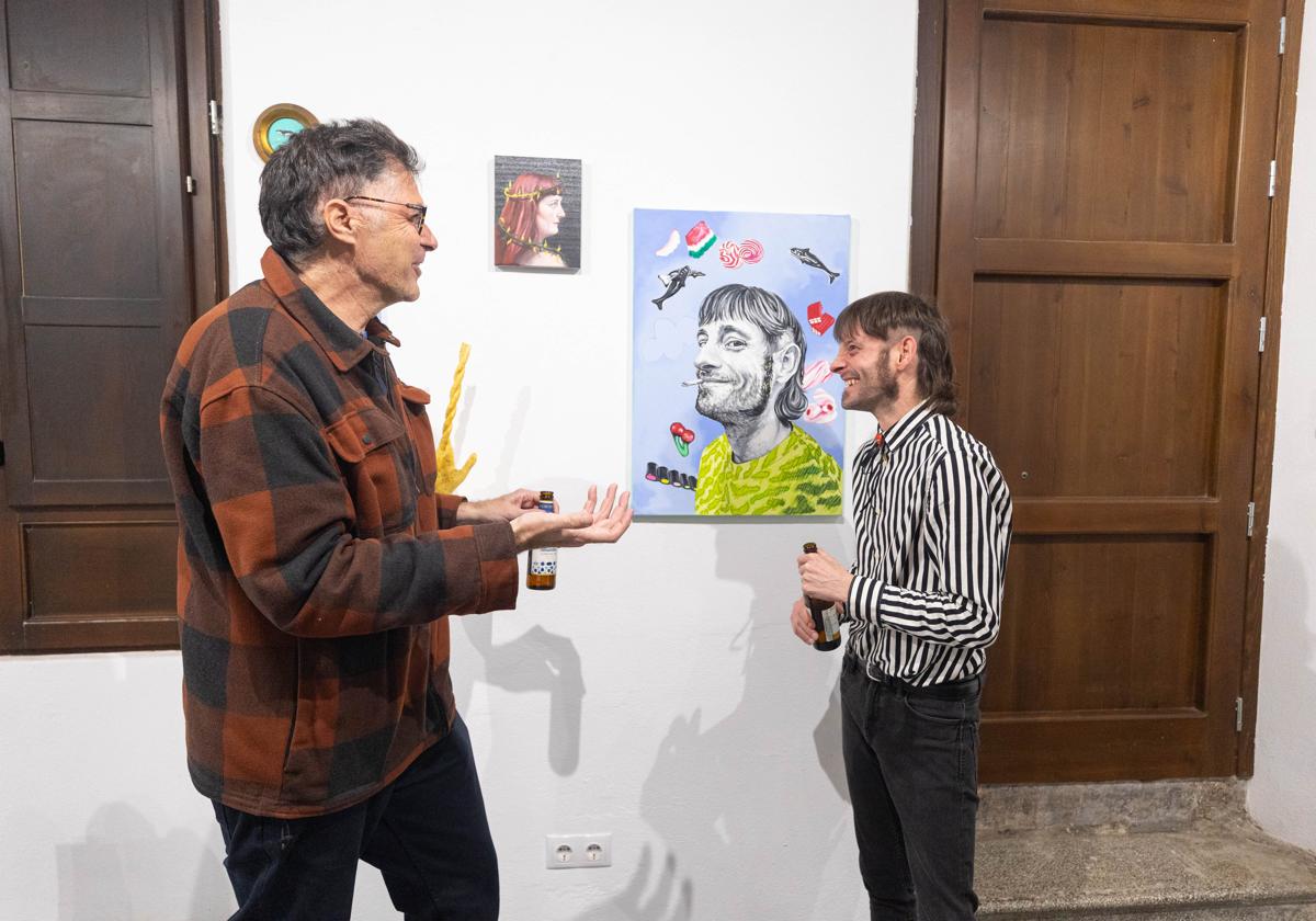 Tomás Justicia en la galería El Silo Eléctrico, que siempre tiene obra suya en exposición y venta