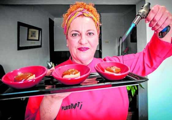 María Eugenia Rufino con una de sus creaciones estrella, pionono asiático con ahumados y yema de soja