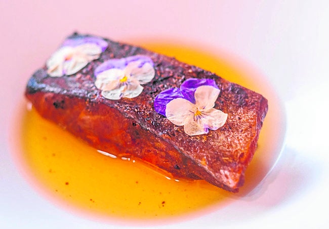 Bacalao miso en caldo dashi, uno de los platos de la chef con sello nikkei.