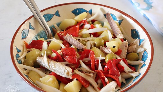 Ensalada campera de patata, piquillo y caballa