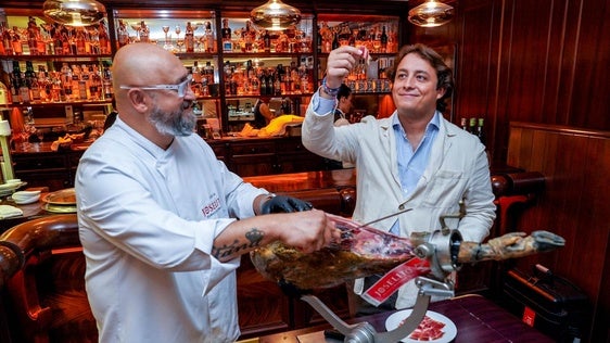 «En las bodas, el jamón es el rey. La gente no hace tanta cola ni para saludar a la novia»