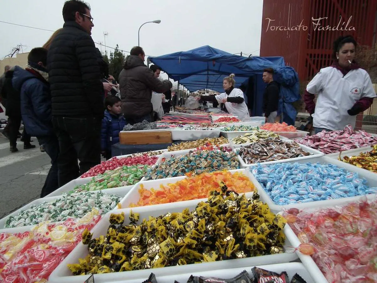 Guadix celebró este fin de semana las fiestas en honor al patrón de los animales, San Antón. La festividad está caracterizada por el consumo de chacinas y vino del país junto a las lumbres en las que se le queman las barbas al santo. El calor de las luminarias, como cada año, era más que necesario. 