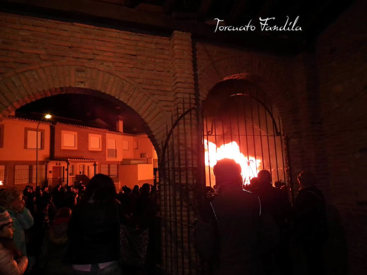 Guadix celebró este fin de semana las fiestas en honor al patrón de los animales, San Antón. La festividad está caracterizada por el consumo de chacinas y vino del país junto a las lumbres en las que se le queman las barbas al santo. El calor de las luminarias, como cada año, era más que necesario. 