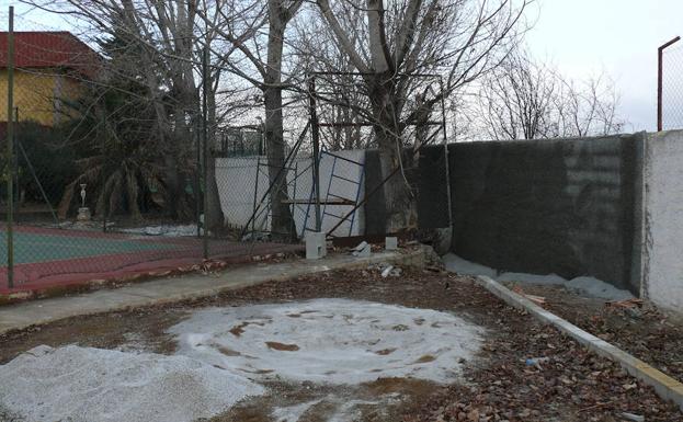 El Ayuntamiento instala una red en la pista de futbito y acomete mejoras en el muro perimetral del polideportivo municipal