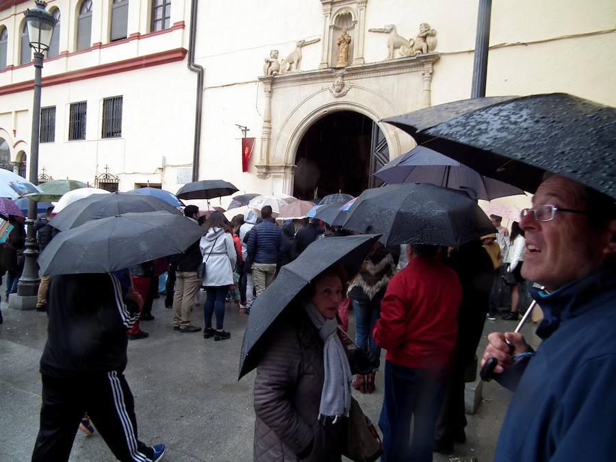 La Hermandad de La Borriquilla ha suspendido su estación de penitencia. La corporación nazarena ha retrasado inicialmente su salida media hora y posteriormente ha tomado la decisión de suspenderla. Lo mismo sucedió con La Estrella.