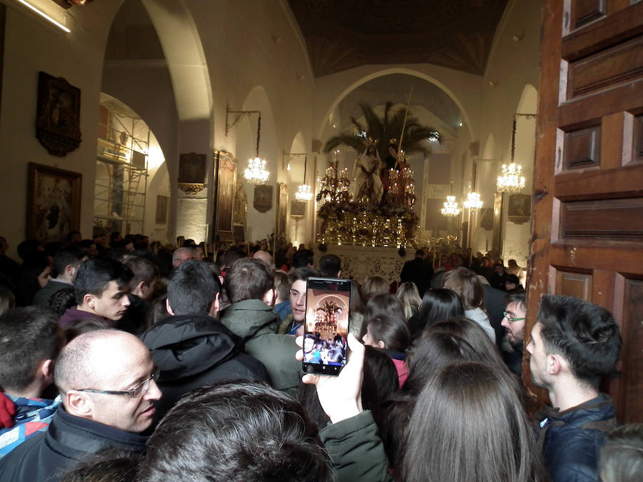 La Hermandad de La Borriquilla ha suspendido su estación de penitencia. La corporación nazarena ha retrasado inicialmente su salida media hora y posteriormente ha tomado la decisión de suspenderla. Lo mismo sucedió con La Estrella.
