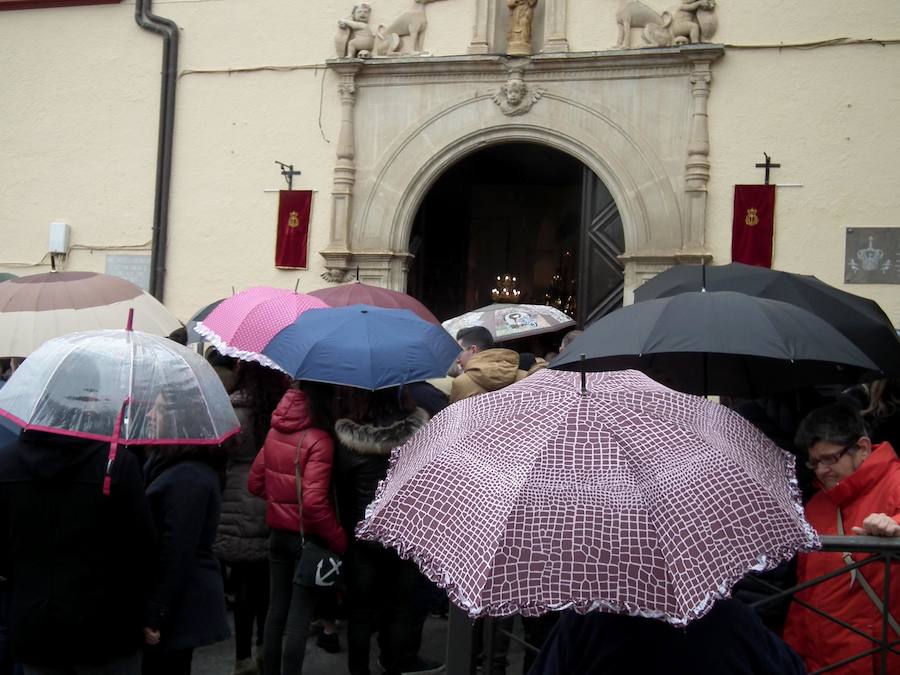 La Hermandad de La Borriquilla ha suspendido su estación de penitencia. La corporación nazarena ha retrasado inicialmente su salida media hora y posteriormente ha tomado la decisión de suspenderla. Lo mismo sucedió con La Estrella.