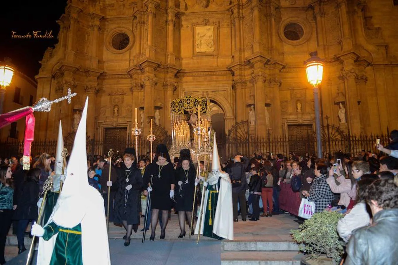 La Cofradía de la Esperanza era la primera en estar en las calles de Guadix este Miércoles Santo, a las nueve de la noche desde la catedral. El capataz del palio, Ángel Onieva invocó a la paz del mundo en la primera levantá de la Virgen de la Esperanza. ‘En el cielo de tus ojos’ de Víctor Manuel Ferrer fue la marcha de salida interpretada por la Banda Felipe Moreno de Cúllar Vega. El paso entró en tribuna con ‘Siempre la Esperanza’. 