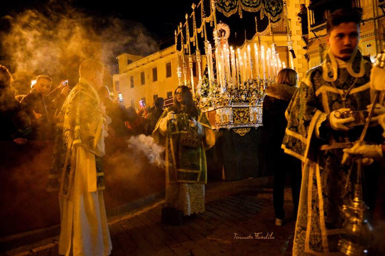 La Cofradía de la Esperanza era la primera en estar en las calles de Guadix este Miércoles Santo, a las nueve de la noche desde la catedral. El capataz del palio, Ángel Onieva invocó a la paz del mundo en la primera levantá de la Virgen de la Esperanza. ‘En el cielo de tus ojos’ de Víctor Manuel Ferrer fue la marcha de salida interpretada por la Banda Felipe Moreno de Cúllar Vega. El paso entró en tribuna con ‘Siempre la Esperanza’. 