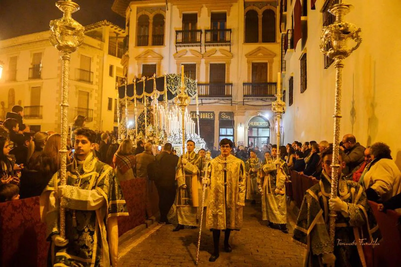 La Cofradía de la Esperanza era la primera en estar en las calles de Guadix este Miércoles Santo, a las nueve de la noche desde la catedral. El capataz del palio, Ángel Onieva invocó a la paz del mundo en la primera levantá de la Virgen de la Esperanza. ‘En el cielo de tus ojos’ de Víctor Manuel Ferrer fue la marcha de salida interpretada por la Banda Felipe Moreno de Cúllar Vega. El paso entró en tribuna con ‘Siempre la Esperanza’. 