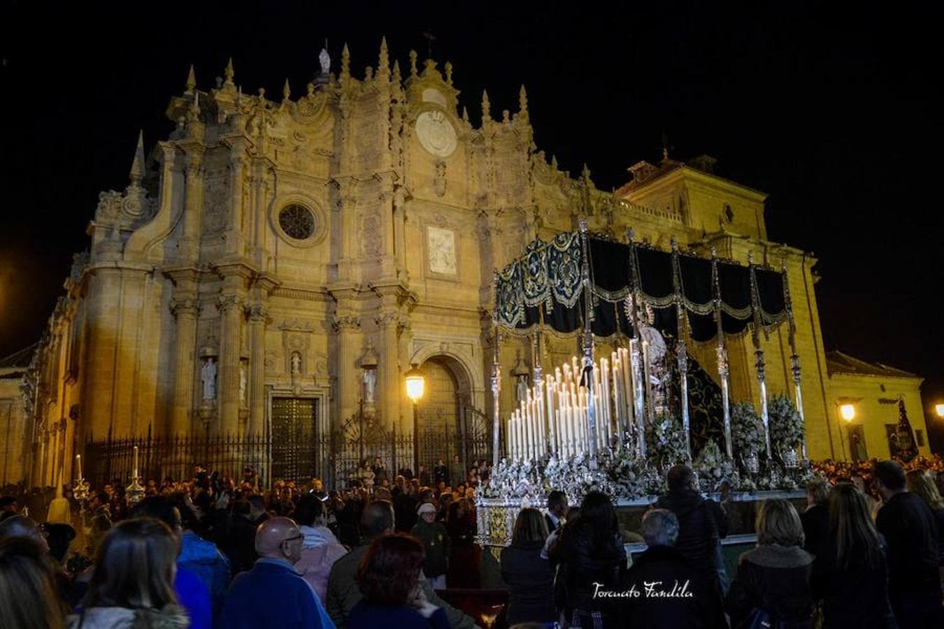 La Cofradía de la Esperanza era la primera en estar en las calles de Guadix este Miércoles Santo, a las nueve de la noche desde la catedral. El capataz del palio, Ángel Onieva invocó a la paz del mundo en la primera levantá de la Virgen de la Esperanza. ‘En el cielo de tus ojos’ de Víctor Manuel Ferrer fue la marcha de salida interpretada por la Banda Felipe Moreno de Cúllar Vega. El paso entró en tribuna con ‘Siempre la Esperanza’. 