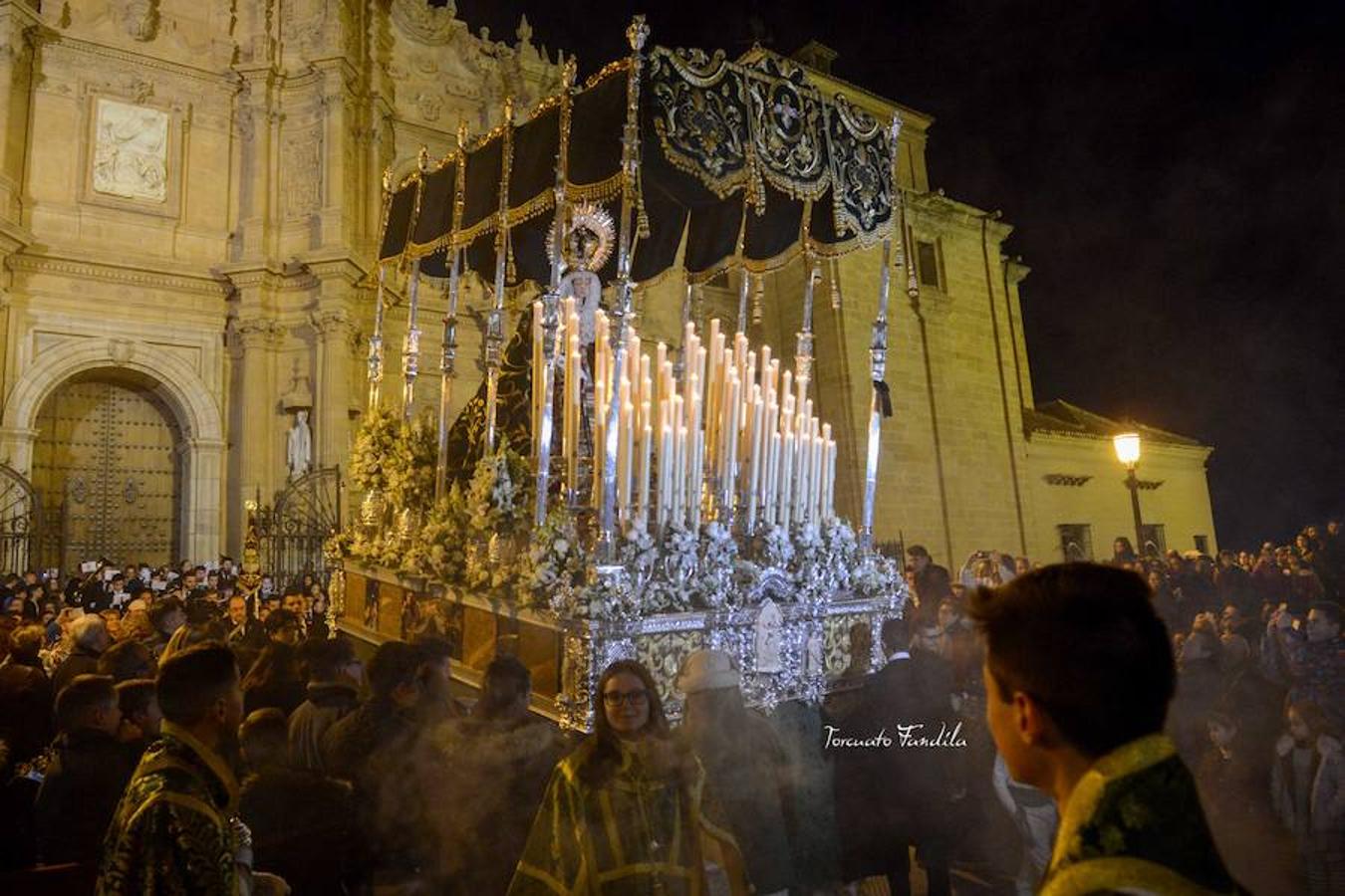 La Cofradía de la Esperanza era la primera en estar en las calles de Guadix este Miércoles Santo, a las nueve de la noche desde la catedral. El capataz del palio, Ángel Onieva invocó a la paz del mundo en la primera levantá de la Virgen de la Esperanza. ‘En el cielo de tus ojos’ de Víctor Manuel Ferrer fue la marcha de salida interpretada por la Banda Felipe Moreno de Cúllar Vega. El paso entró en tribuna con ‘Siempre la Esperanza’. 