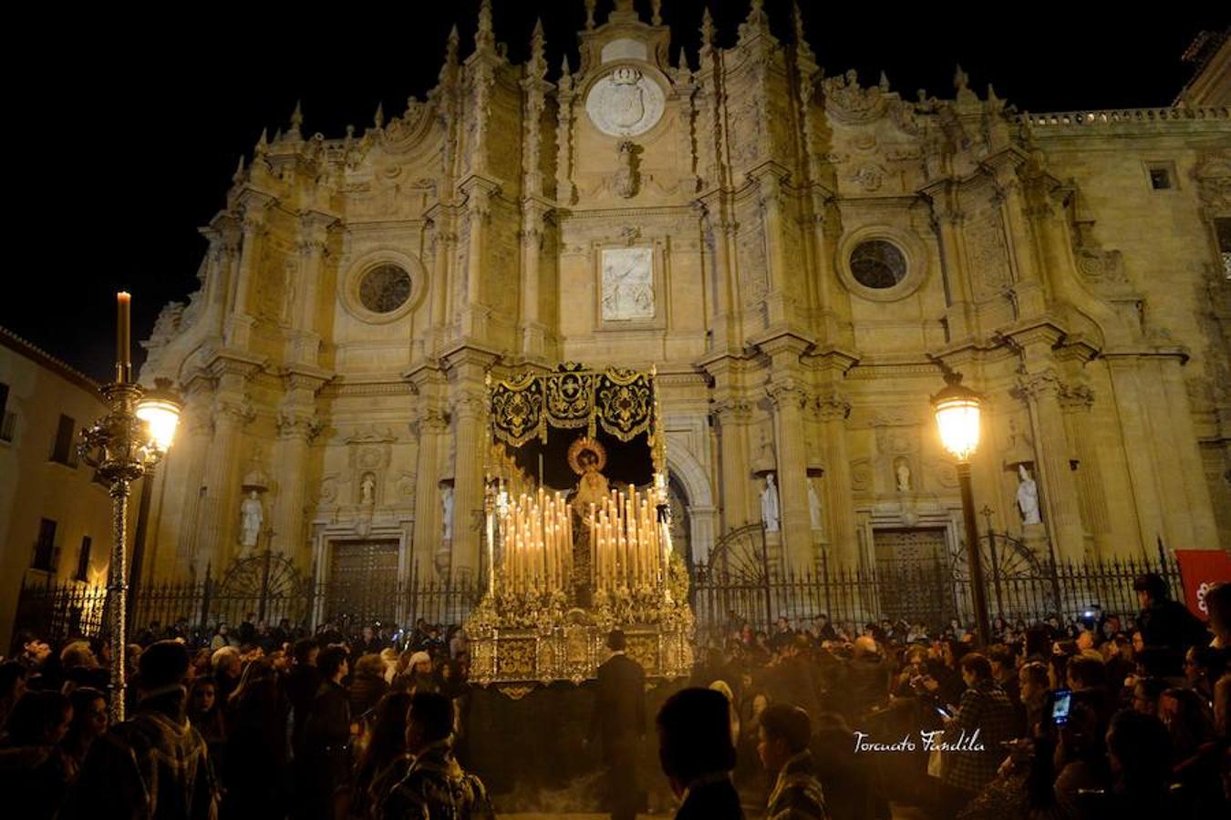 La Cofradía de la Esperanza era la primera en estar en las calles de Guadix este Miércoles Santo, a las nueve de la noche desde la catedral. El capataz del palio, Ángel Onieva invocó a la paz del mundo en la primera levantá de la Virgen de la Esperanza. ‘En el cielo de tus ojos’ de Víctor Manuel Ferrer fue la marcha de salida interpretada por la Banda Felipe Moreno de Cúllar Vega. El paso entró en tribuna con ‘Siempre la Esperanza’. 