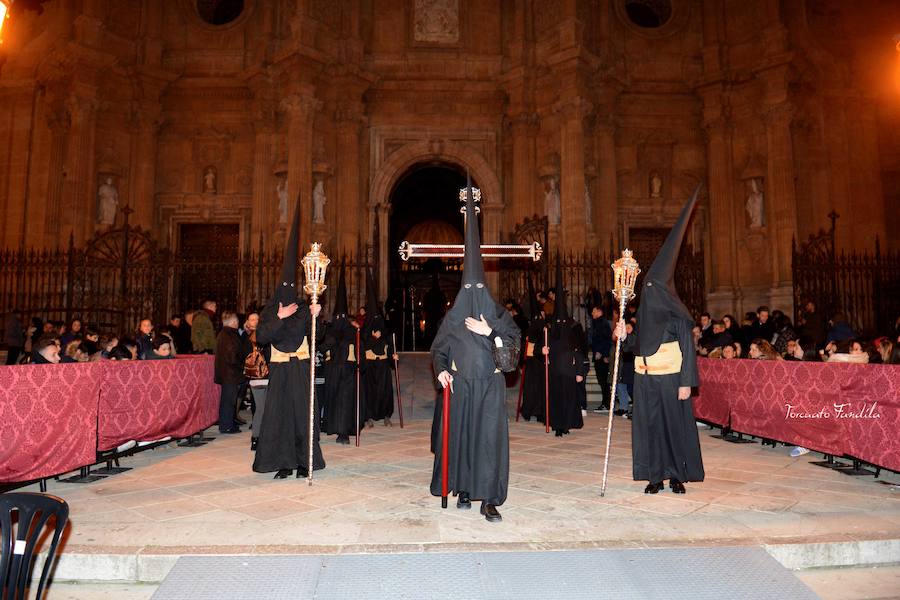La Cofradía de Nuestro Padre Jesús de la Obediencia cerró la madrugada del Viernes Santo accitano en un silencio sólo roto por el sonido de la capilla musical que acompaña al Señor. 