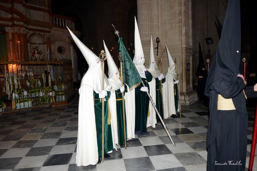 La Cofradía de Nuestro Padre Jesús de la Obediencia cerró la madrugada del Viernes Santo accitano en un silencio sólo roto por el sonido de la capilla musical que acompaña al Señor. 