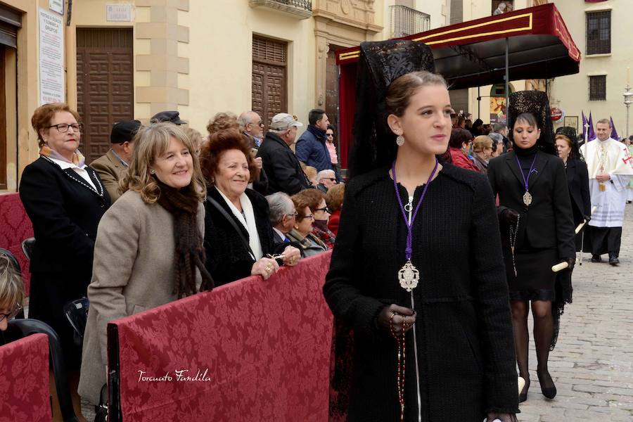 El Cristo de la Luz protagonizó la procesión del Silencio la madrugada del Viernes Santo y volvió a salir la mañana siguiente con la Virgen de la Amargura. 