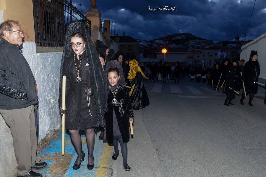 La Virgen de la Soledad cerró el Viernes Santo. También afectaron a esta hermandad los pronósticos meteorológicos. Acompañaba a la Virgen de la Soledad la Banda Sinfónica de Guadix