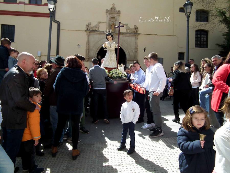 El Domingo de Resurrección amaneció soleado y primaveral. La algarabía de los niños y niñas que acompañaban la imagen del Dulce Nombre marcaron el carácter fetivo de la jornada. Acompañaba la Agrupación Musicial de Cristo del Perdón de Guadix. 