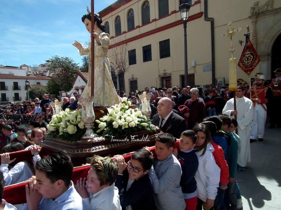 El Domingo de Resurrección amaneció soleado y primaveral. La algarabía de los niños y niñas que acompañaban la imagen del Dulce Nombre marcaron el carácter fetivo de la jornada. Acompañaba la Agrupación Musicial de Cristo del Perdón de Guadix. 