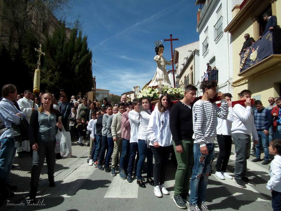 El Domingo de Resurrección amaneció soleado y primaveral. La algarabía de los niños y niñas que acompañaban la imagen del Dulce Nombre marcaron el carácter fetivo de la jornada. Acompañaba la Agrupación Musicial de Cristo del Perdón de Guadix. 