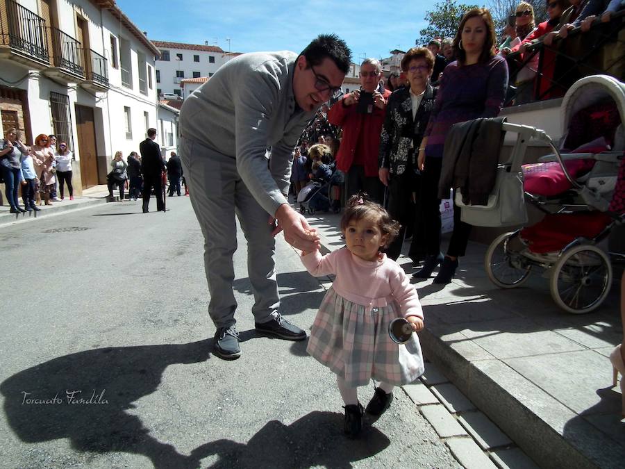 El Domingo de Resurrección amaneció soleado y primaveral. La algarabía de los niños y niñas que acompañaban la imagen del Dulce Nombre marcaron el carácter fetivo de la jornada. Acompañaba la Agrupación Musicial de Cristo del Perdón de Guadix. 