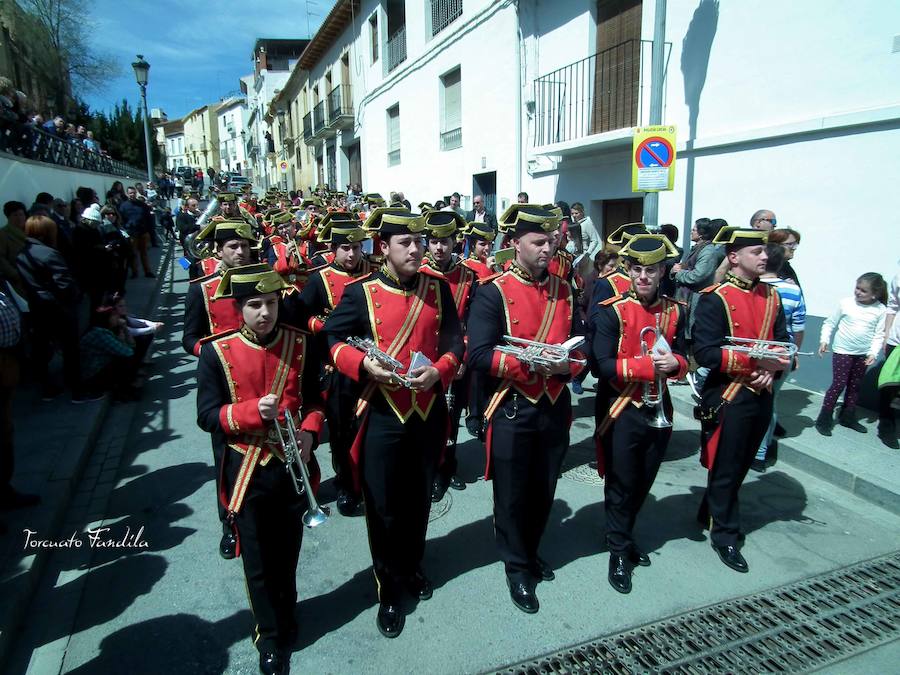 El Domingo de Resurrección amaneció soleado y primaveral. La algarabía de los niños y niñas que acompañaban la imagen del Dulce Nombre marcaron el carácter fetivo de la jornada. Acompañaba la Agrupación Musicial de Cristo del Perdón de Guadix. 