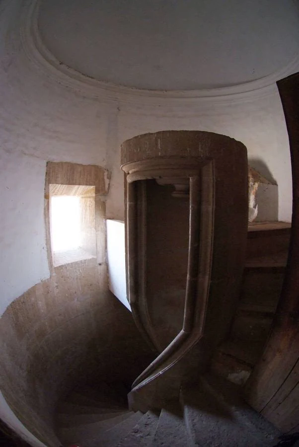 Las escaleras de acceso a la torre de Guadix ofrecen una solución arquitectónica ideada por Leonardo 