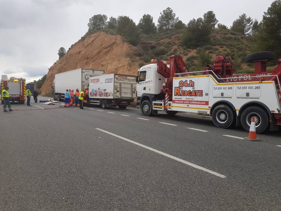 Uno de los camiones embistió al otro, quedando los dos vehículos en la vía. Hubo que evacuar a una persona con heridas de gravedad. Fue trasladado en helicóptero a un centro hospitalario.