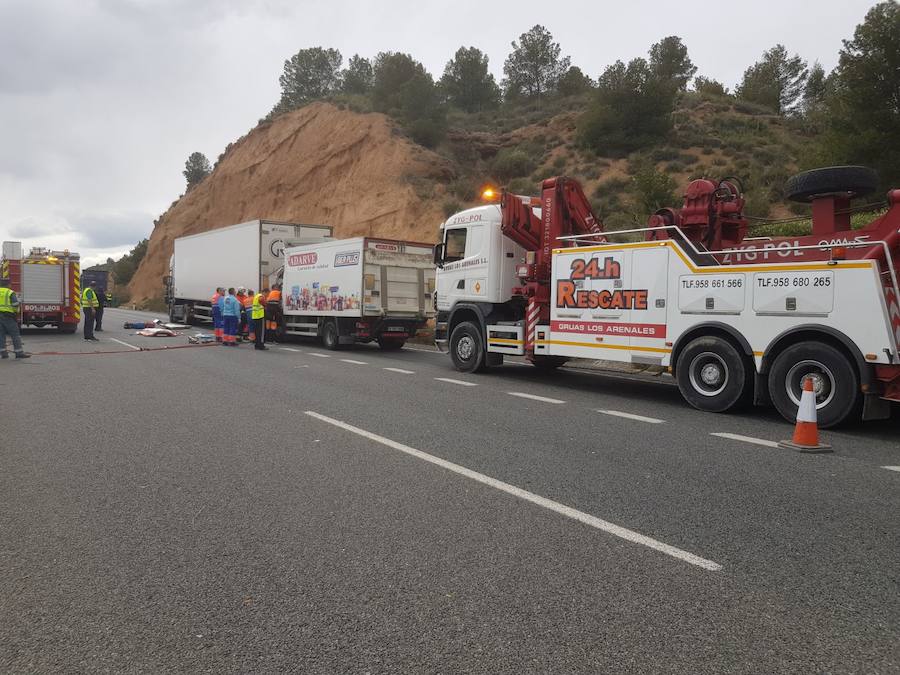 Uno de los camiones embistió al otro, quedando los dos vehículos en la vía. Hubo que evacuar a una persona con heridas de gravedad. Fue trasladado en helicóptero a un centro hospitalario.