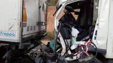 Uno de los camiones embistió al otro, quedando los dos vehículos en la vía. Hubo que evacuar a una persona con heridas de gravedad. Fue trasladado en helicóptero a un centro hospitalario.