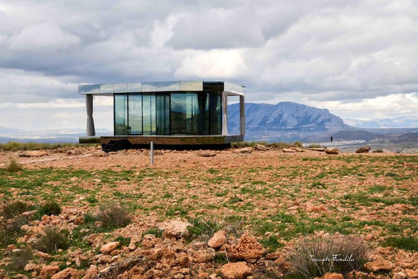 Gorafe inaugura la Casa del Desierto. Se trata de una vivienda de vidrio diseñada para soportar ambientes extremos.