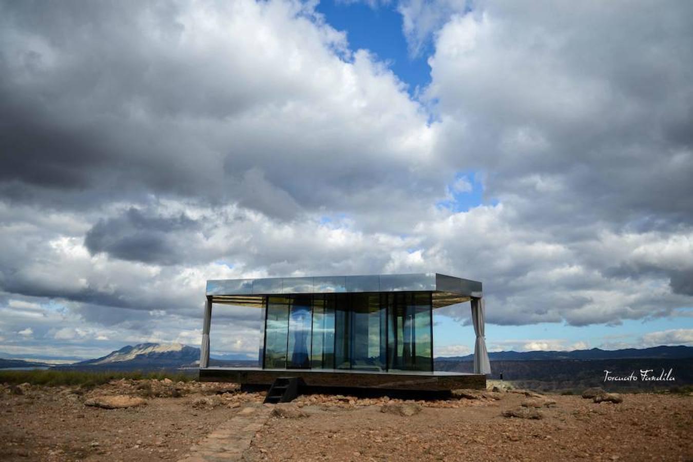 Gorafe inaugura la Casa del Desierto. Se trata de una vivienda de vidrio diseñada para soportar ambientes extremos.