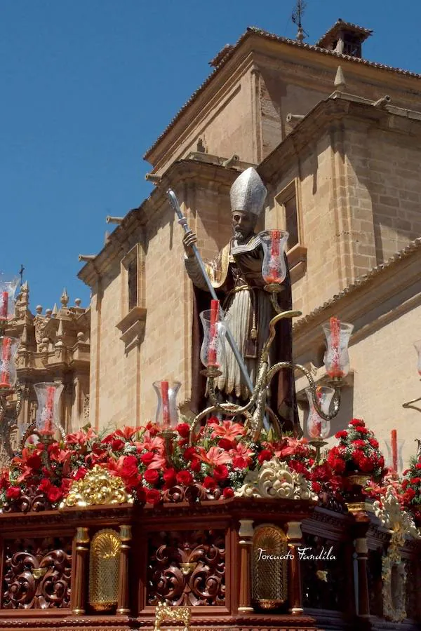 Como cada 15 de mayo la ciudad de Guadix ha celebrado la festividad de San Torcuato. Tras la misa pontifical en la catedral ha dado comienzo la procesión con la imagen del patrón y la reliquia. En la procesión han participado representantes del Ayuntamiento de Guadix y de las hermandades y cofradías de la diócesis