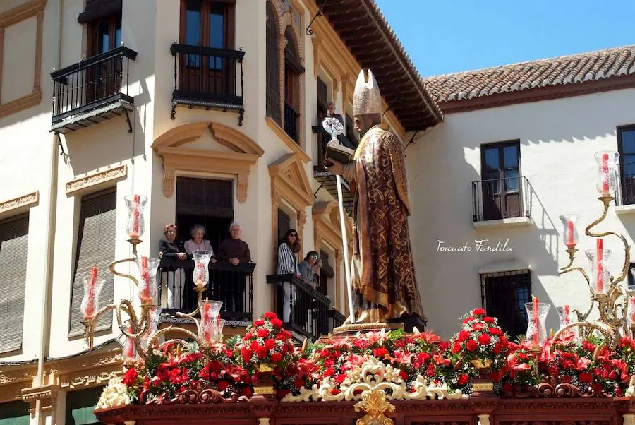 Como cada 15 de mayo la ciudad de Guadix ha celebrado la festividad de San Torcuato. Tras la misa pontifical en la catedral ha dado comienzo la procesión con la imagen del patrón y la reliquia. En la procesión han participado representantes del Ayuntamiento de Guadix y de las hermandades y cofradías de la diócesis